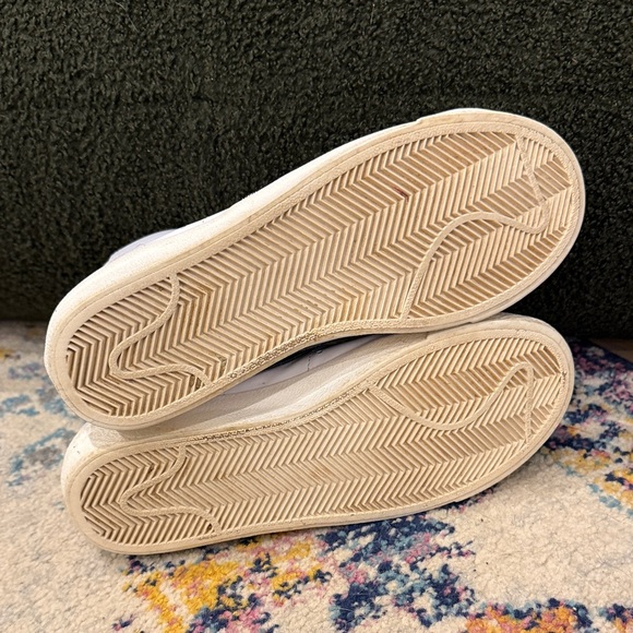 Nike White Black High-Top Athletic Shoes with Red Logo Accent - Picture 6 of 6